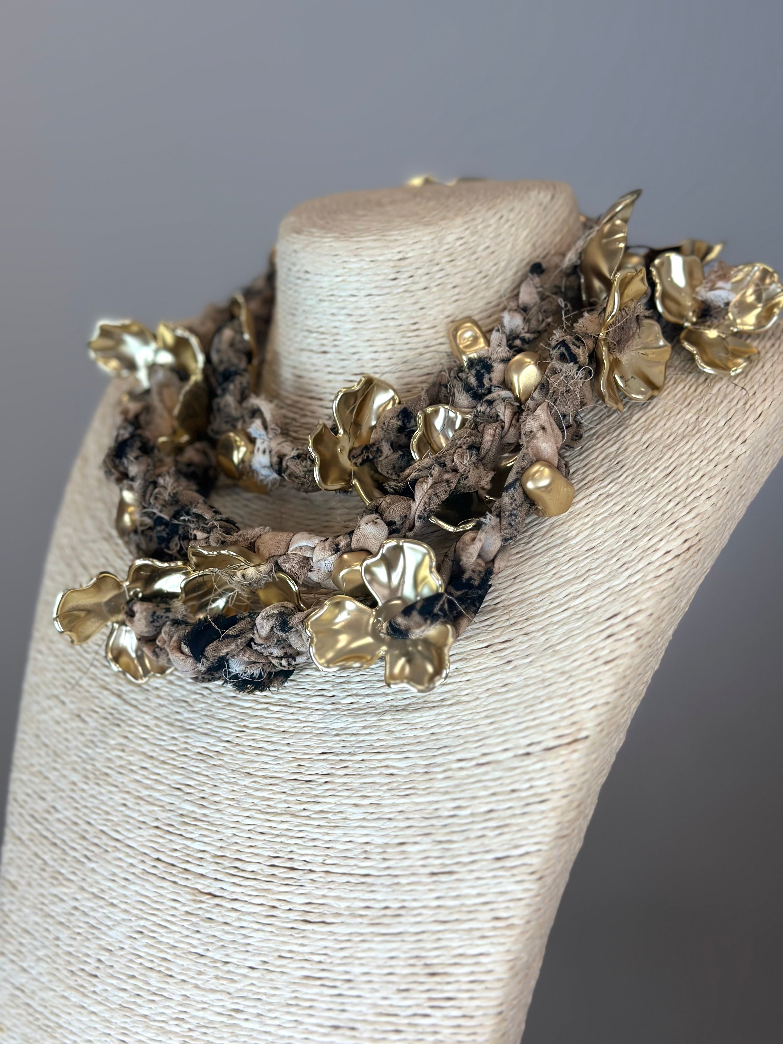 COLLAR TELA FLOR
