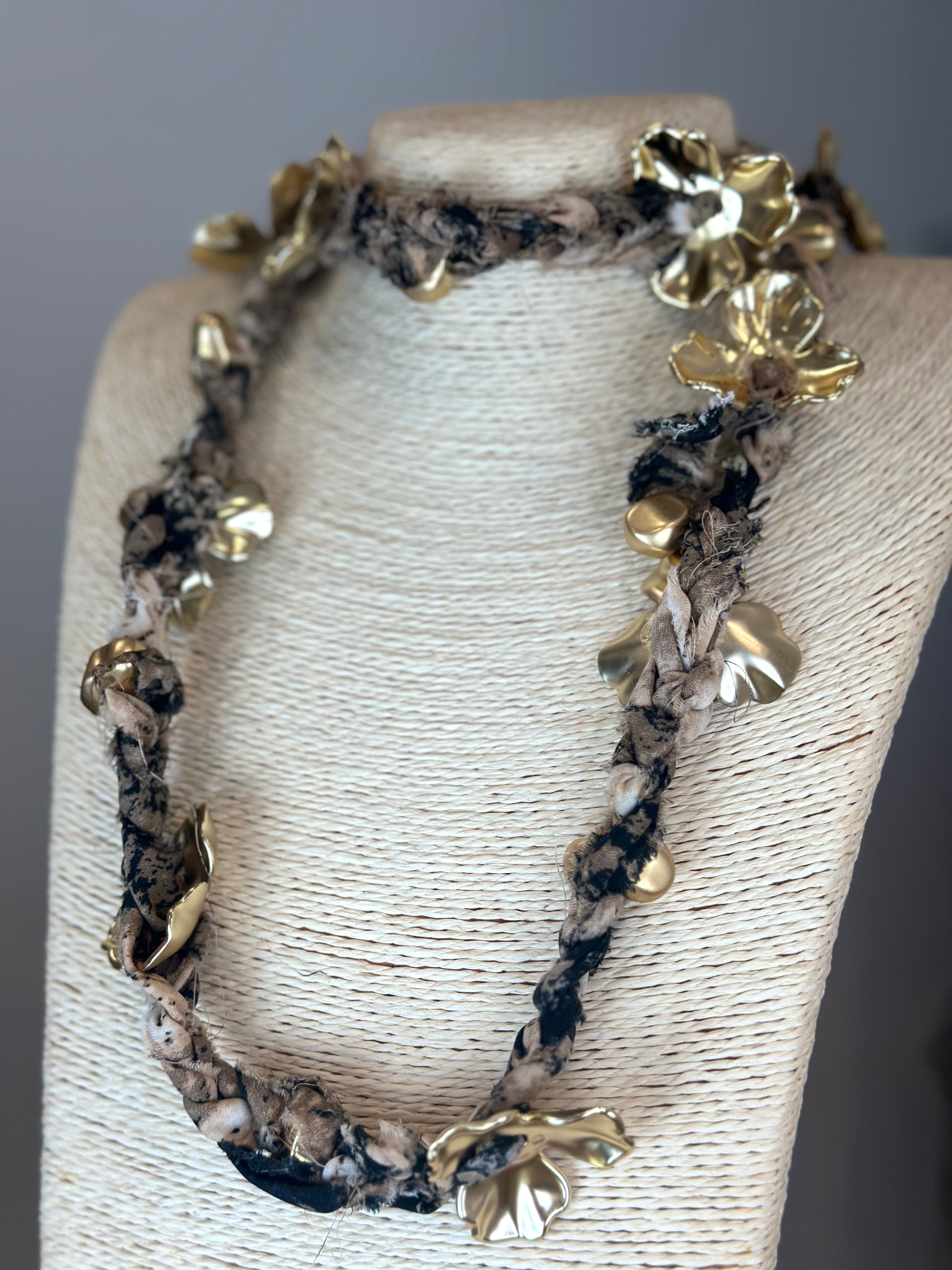 COLLAR TELA FLOR