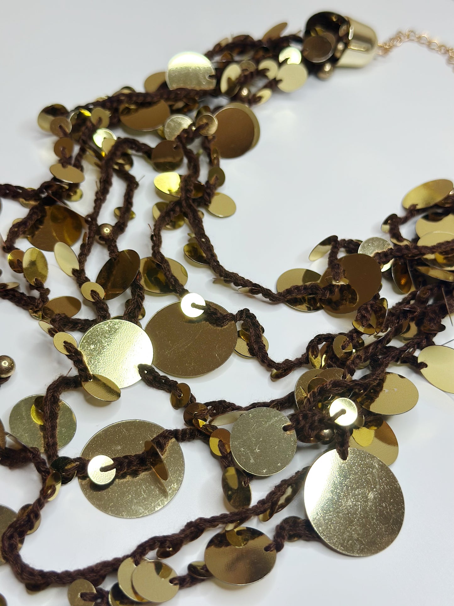 COLLAR MAXI LENTEJUELAS MARRÓN